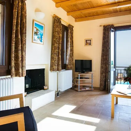Sleeps 4 Pool Wifi Вилла Katsarata